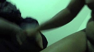 युवा एबोनी लड़की एक विशाल काले लिंग को लेती है