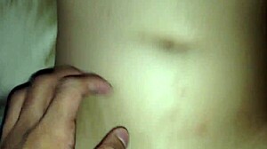 युवा एशियाई अमेचुर को उसके स्तनों पर कमशॉट मिलता है